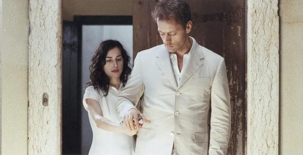 人妻系列A级毛片探讨成人影片对婚姻关系的影响，从人妻系列A级毛片说起