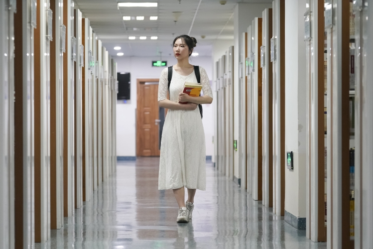 亚洲风情下的少妇与妻子的世界，一区二区的多元人生