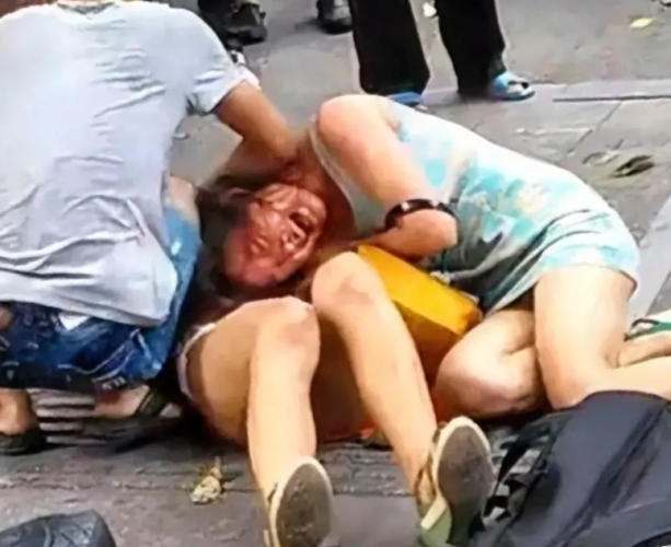 97人妻碰碰色，网络热议背后的社会现象